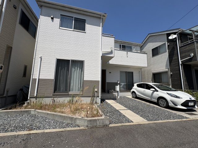 建物横にはちょっとしたお庭スペースがあり、植栽を楽しんだり、季節の花を育てたりと暮らしに彩りを添えられる空間です。コンパクトながらも屋外の楽しみを感じられ、住まいにゆとりを与えてくれる場所です。