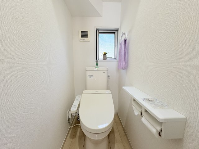 温水洗浄便座を備え、毎日快適に使用できます。正面には窓が設けられているため自然換気がしやすく、明るさも取り込めます。ペーパーホルダー上部にはカウンターがあり、小物などを置ける便利なスペースです。