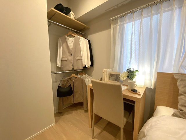 間取り図右上洋室のオープンクローゼット。サッと衣類を掛けられる便利な設計で、お気に入りの服を見せる収納として整頓しながらスマートに管理できる収納スペースです。