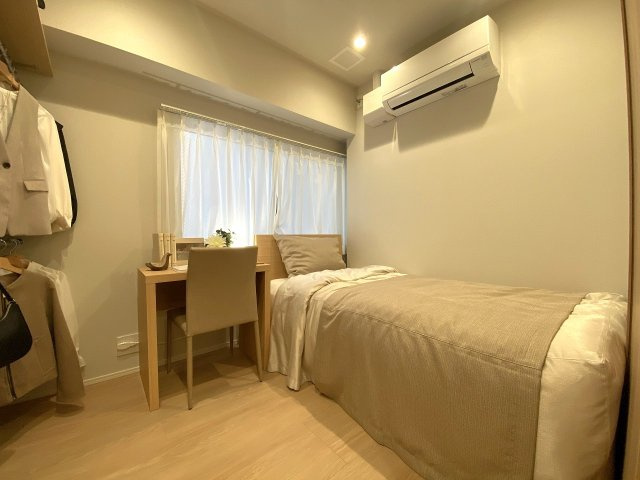 洋室（間取り図右上）。落ち着いた雰囲気で快適な睡眠環境をサポートする洋室空間です。オープンクローゼットも完備しており、お部屋をすっきり広く活用していただけます。