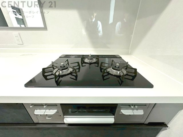 多数の調理器具を同時に使用でき、料理の効率化が可能。省エネで節約になり、様々な料理スタイルに適応できます。また、火力調整が独立しており、手入れや掃除もしやすく、今よりもっとお料理が楽しくなるかも。