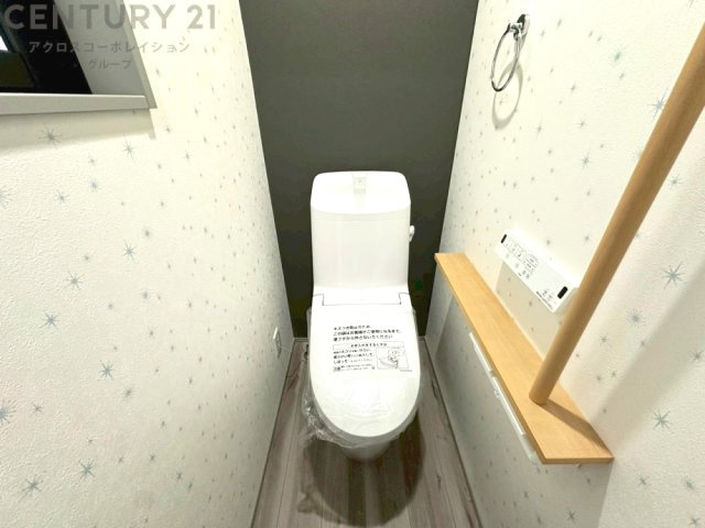 温水洗浄便座付トイレは温水洗浄機能により、暖かい水でおしりを洗浄することができ、冷たい水を使う従来の便座に比べ、温水洗浄機能で暖かいトイレを提供し、快適な使用を可能にします。
