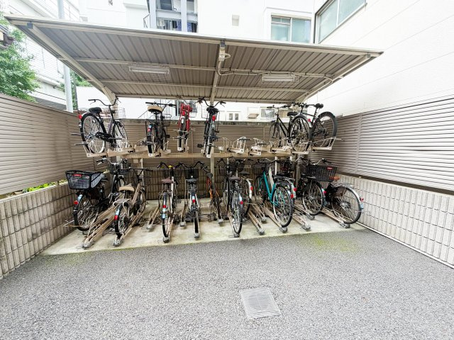 屋根付きで雨が降っても安心です♪