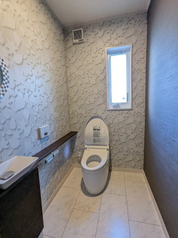 温水洗浄暖房便座付き。1階トイレは広々スペースで車椅子も利用できます。2箇所あるので、忙しい朝でも安心ですね♪　