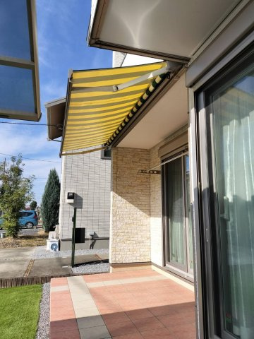 テラス　オーニングで夏場の強い日差しを窓の外で効果的に遮り、室内の温度上昇を抑えられます。　その結果、エアコンの使用頻度を抑えたり、設定温度を控えめにしたりすることで、電気代の節約にも貢献します。　