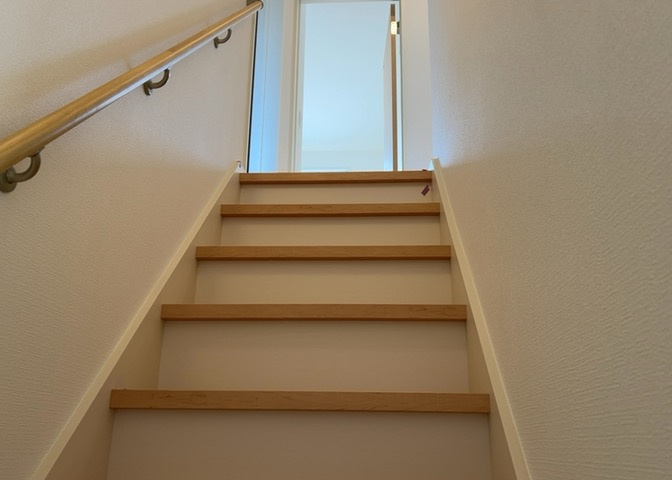 建物の上下階の通路である階段は、その位置によって動線や室内の印象が大きく左右されます。手摺にも重要な役割があり、転倒の防止・歩行や動作を円滑にして日常生活を支えることを主な目的として設置されています。