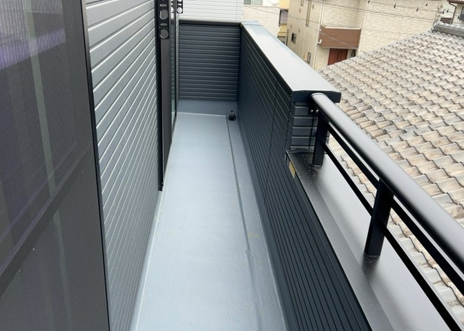 バルコニーは、室外の専用スペースのうち、「屋根がなく開放された空間」であるものを指します。ベランダより広いタイプのものが多く、日当たりもよいため家庭菜園などを楽しみたい人にとって適した環境となります。