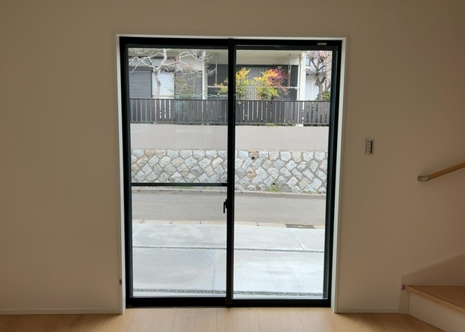サッシとは、ガラス窓に使用される金属製の窓枠のことです。一般的に住宅建築では、金属製建具工事の段階で備え付けるもので、ガラス類や玄関、バスルームのスチール製のドアなどと同じタイミングで工事を行います。