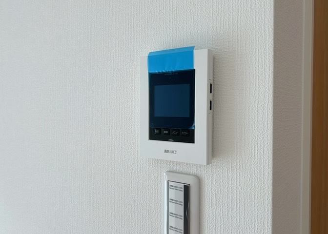 モニターで来訪者を確認して、目的が分からない場合はインターホンを通じて室内から会話することができます。怪しいと感じた場合はインターホン越しにお帰りいただくことができるので、直接会うことがなく安全です。