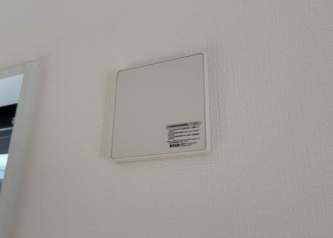1日中建物内の換気が行われるように設計された仕組みです。気密性の高い住宅は、家に籠った空気でシックハウス症候群になる可能性がありますが、24時間換気システムであれば計画的な換気で対策が可能です。