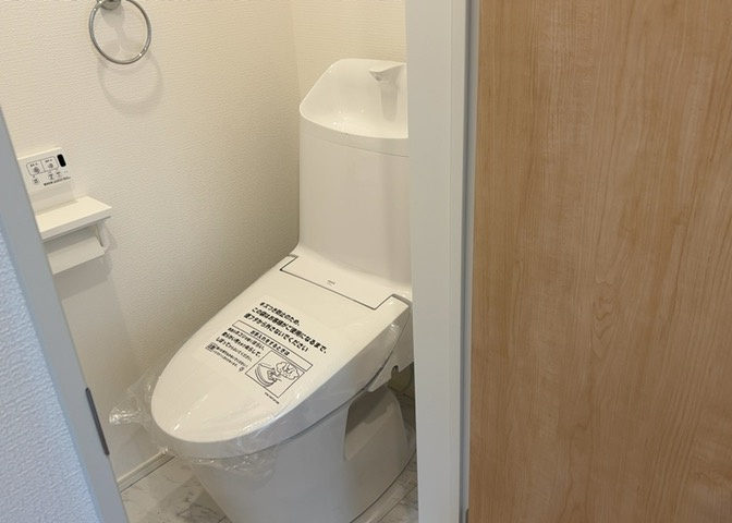 トイレは大きさや形、機能、抗菌性などが異なる多種多彩なタイプが各メーカーから出ています。それぞれに良さがあるため、事前にどういったタイプのトイレがいいのかをご家庭内で決めて、内見に行くといいでしょう。