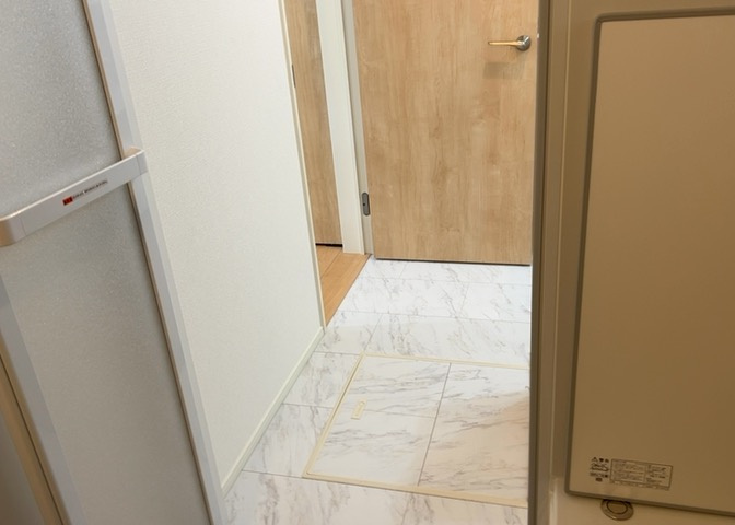 多くの戸建て住宅で見かける洗面脱衣所は、洗面台と洗濯機が2畳ほどのスペースに並べられていて、洗面所が脱衣所を兼ね備えている間取りが一般的です。お客様が利用することもある、パブリックな空間でもあります。