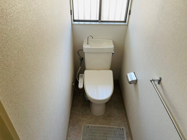 コンパクトながらも窓付きで明るく、清潔感のあるトイレ空間。換気もしやすく、快適にご利用いただけます。シンプルな内装のため、手軽に雰囲気を変えることも可能。機能性と扱いやすさがしっかり備わっています。