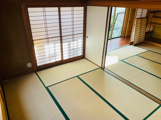 南側からの光が差し込む明るい和室は、落ち着いた雰囲気でくつろぎの空間に。続き間として利用すれば開放感が広がり、来客時やご家族の団らんスペースとしても活躍します。畳の心地よさを感じながら、過ごせます。