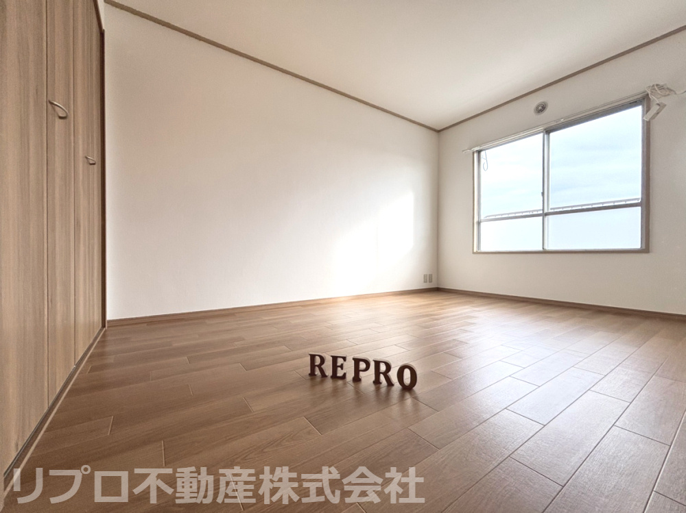 6帖の洋室は明るくレイアウト自在！クローゼット付きでお部屋をすっきり使えます！