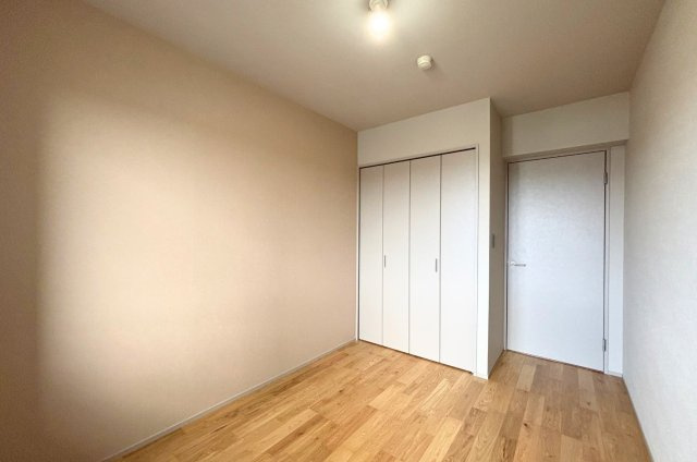 約5.2帖の洋室。用途にあわせて、大容量のクローゼットや趣味部屋としても活用できます。