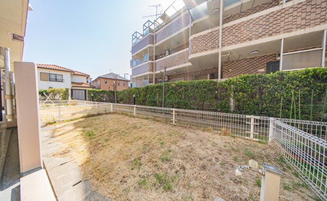 戸建て感覚で過ごせる専用庭です