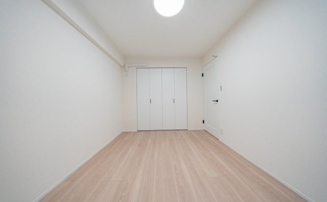 コンパクトで使いやすい洋室です