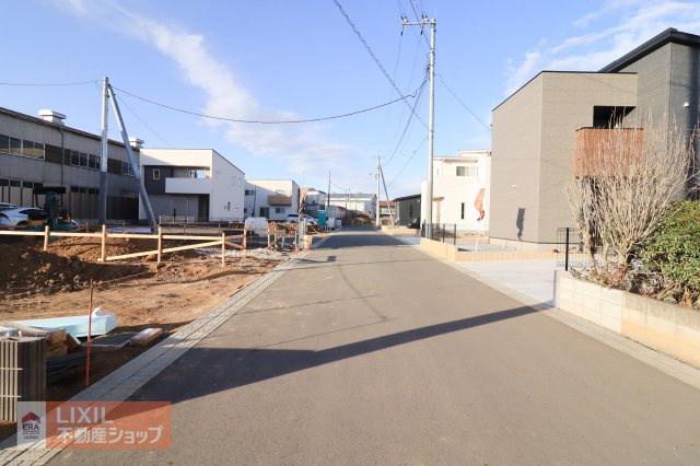 【前面道路】現地完成写真。道幅や駐車など、ご確認ください。