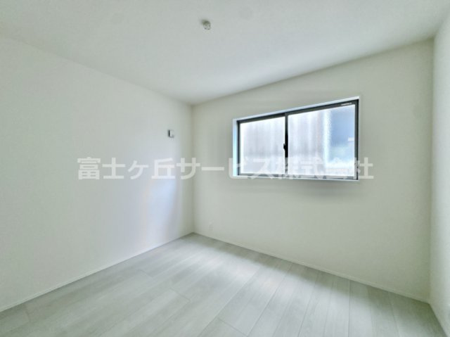 落ち着いた色調の洋室です