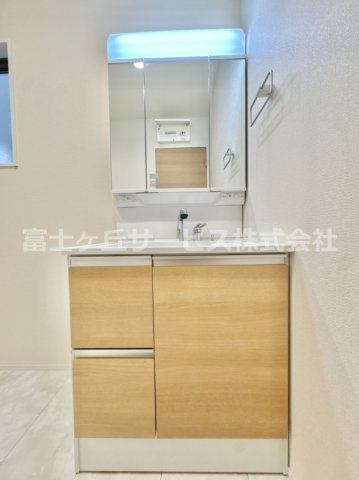 独立洗面台あり、毎朝おしゃれに忙しい女性の方におすすめです