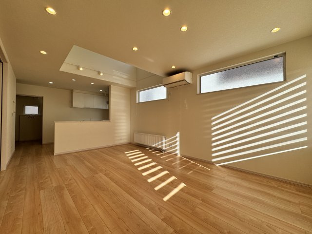 南東～南西にかけて一日中明かりが差しこむ室内。