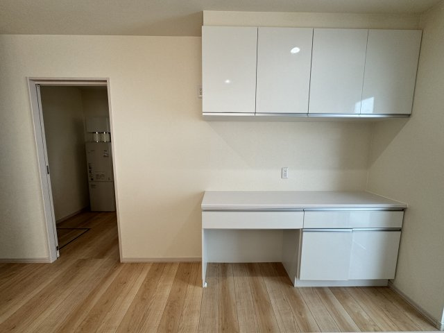 背面にカップボードもあり。
