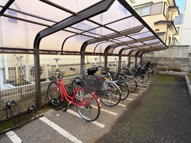 屋根付きの駐輪場は嬉しいですね。一台ずつ自立して停める事ができるので、出し入れしやすいのもポイントです。