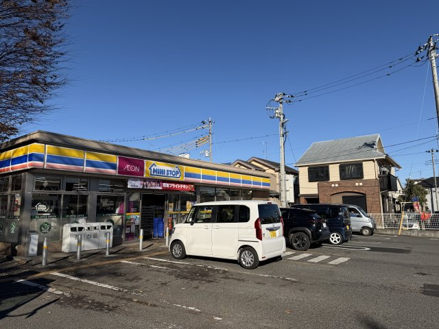 約370m　徒歩5分にあるミニストップ新座新堀店。これは便利ですね！　