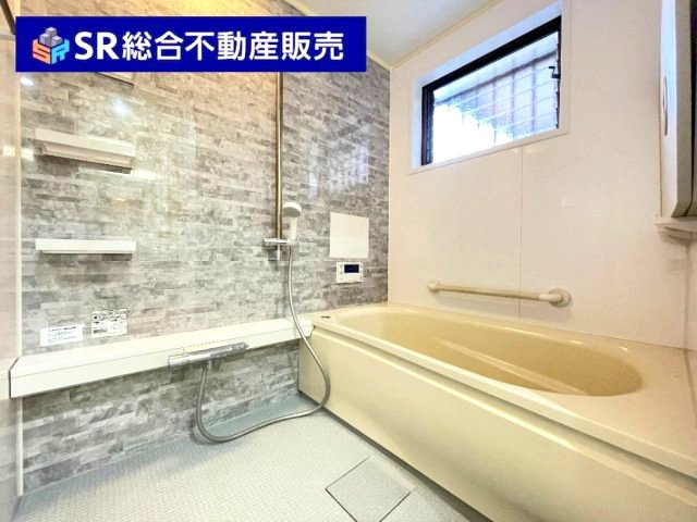 足を伸ばしてゆったりくつろげる浴室です！