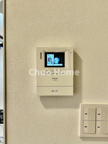 【モニターホン】誰が来たかすぐにわかるカラーモニター付きインターホン。通話ボタンを押すまでは室内の音は漏れていませんので相手を確かめてから応対できます。
