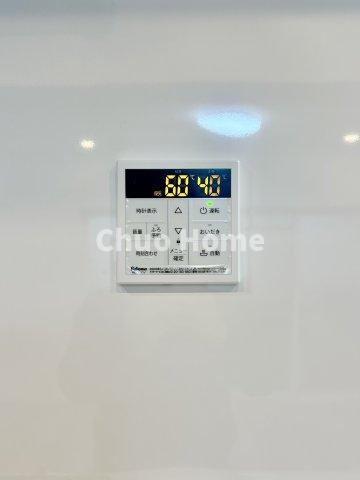 【給湯リモコン】外での一日を忘れさせてくれるオートバス機能でお好みの湯量・温度に調整された浴槽。