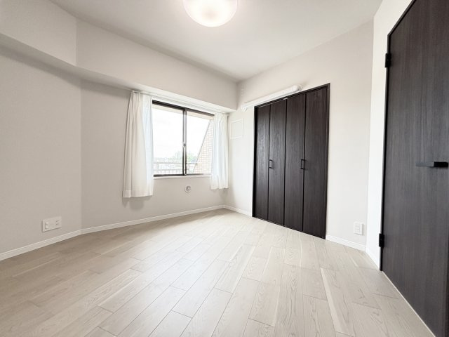 洋室6.7帖：角部屋に付、全部屋に窓付の為、こちらのお部屋にも窓があります！