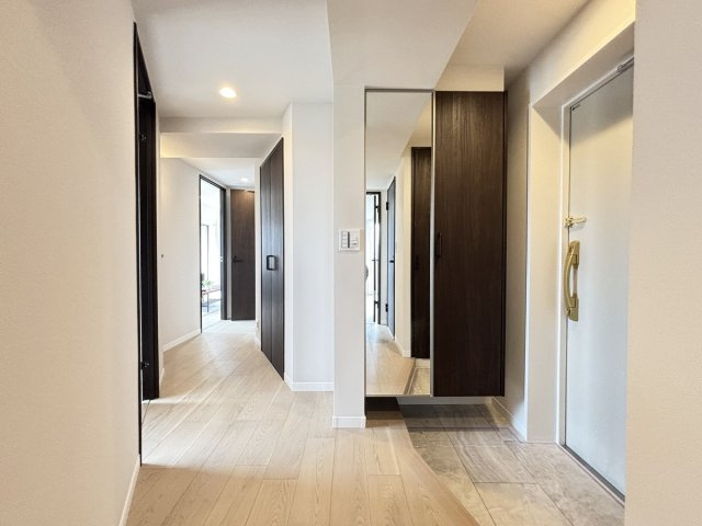 全身鏡付のシューズボックスでお出かけ前の身だしなみチェックもできます♪
