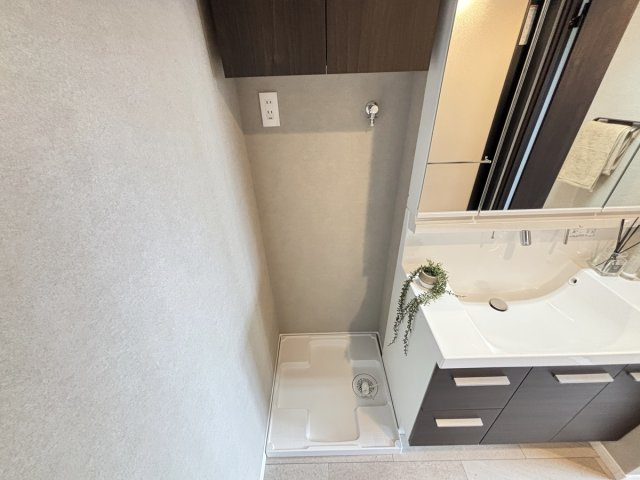 洗濯機置き場、上部には吊戸棚収納がございます！