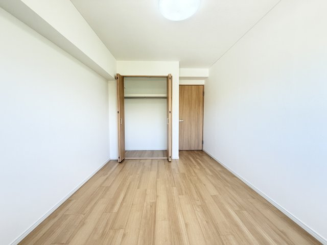 【北西側洋室約6.9帖】6.9帖の広々スペースです！クローゼット有！
