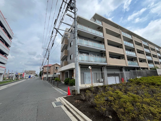 隣家の土地はどうなっているのか、生活利便施設が近くにあるのか、学校まで近いかなど、お客様のライフスタイルにあわせたイメージが重要です。また、近くにあると困る施設が近くにないかも確認するといいでしょう。