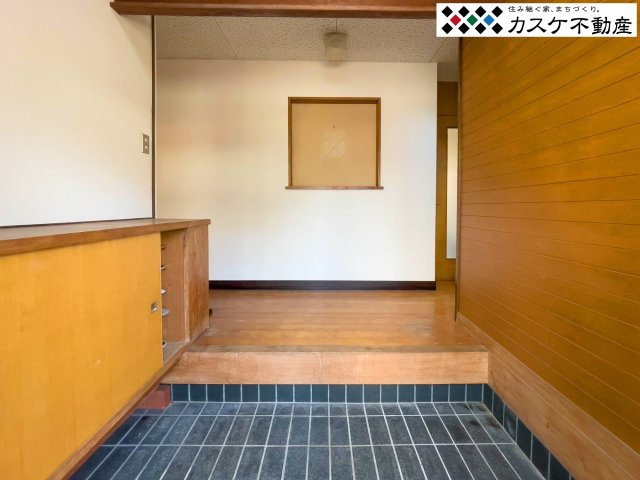 広々とした玄関は、急な来客時にも慌てることなく対応できるゆとりを提供します。家族だけでなく、お客様にも心地よい印象を与えるエントランス空間です。　