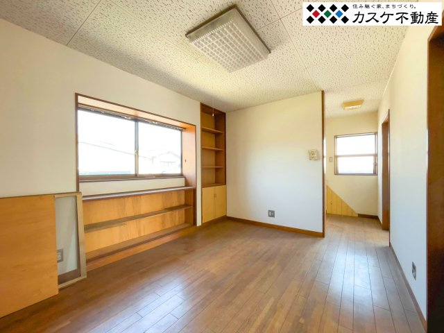 壁一面に造り付けられた収納棚は、書籍や趣味のコレクションを飾るのに最適です。お部屋をすっきりと保ちながら、自分らしさを表現できる豊かなプライベート空間です。　