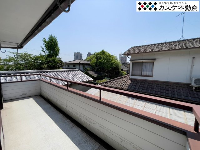 2階の洋室から出入り可能なバルコニーは、日当たりの良い場所を選んで洗濯物を干せるため、家事の効率を向上させます。毎日の洗濯も快適に行うことが可能です。　