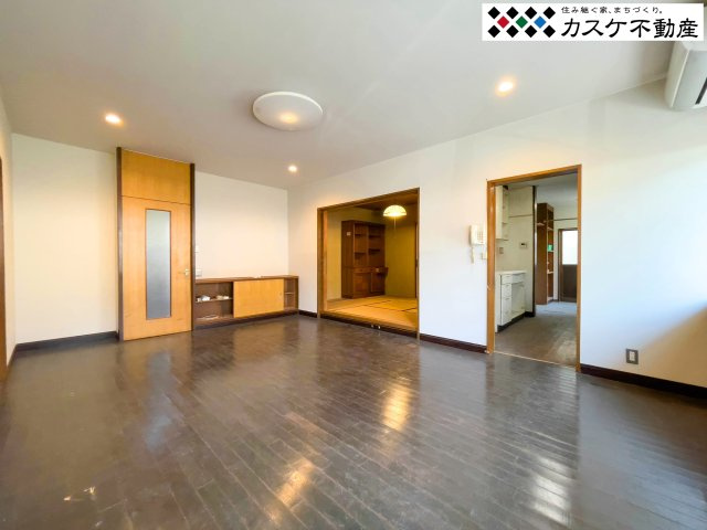 LDK横の和室の引き戸を開放すれば約20帖超の広大な空間に。ゲストを招くホームパーティーや家族全員が憩う大空間として、多様なライフシーンに柔軟に対応します。　