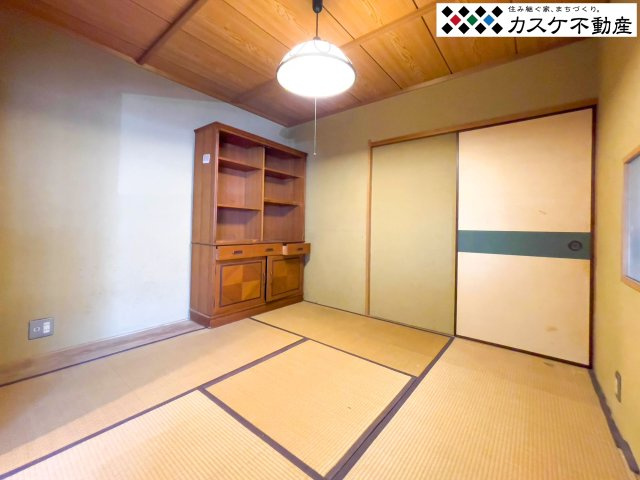 LDKに隣接し、引き戸を開放すれば約20帖超の大空間となる4.5帖和室です。普段はキッズスペースとして、来客時は独立した客間として多目的に活用できる設計です。　
