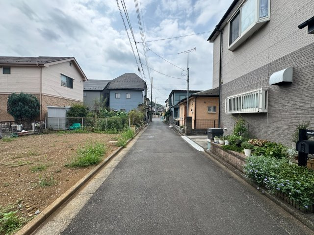 近隣にスーパーやコンビニが揃う生活便利な住環境です。敷地約22.63坪・西私道約4.0mの建築条件無し売地！お好きな会社で建築可能、ご希望に応じたハウスメーカーのご紹介も承ります。