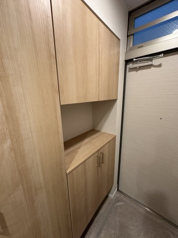 明るい玄関です　収納も豊富