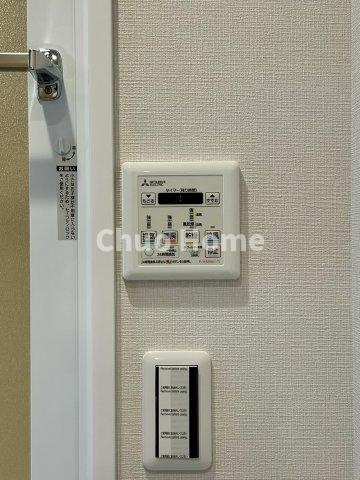 【浴室乾燥機】暖房・冷風・換気・乾燥が可能です。毎日を快適に過ごせるうれしい機能が揃っています。雨の日の洗濯物も安心です。