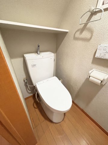 トイレットペーパー等のストックに便利な固定棚付きのトイレ。（CG加工で家具消しを行っています）