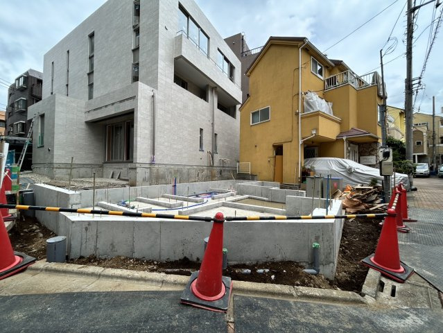 角地ならではの開放的な視界が魅力です。建ぺい率60%・80%の指定があり、光と風を効率よく取り込む設計が期待できます。都市の利便性を享受しながら、心地よい開放感を家族で満喫してください！
