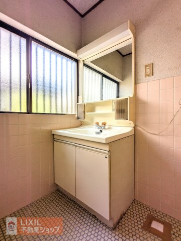 大きな鏡が付いているため、身支度をする際に大活躍です♪