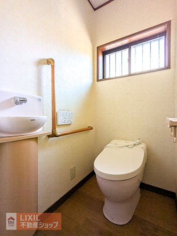 手洗い付きで使い勝手が良い1階のトイレです♪