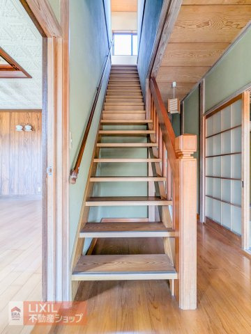 木の温もりを感じる階段は、幅にゆとりがあり、両側に手を添えられる安心の設計です！